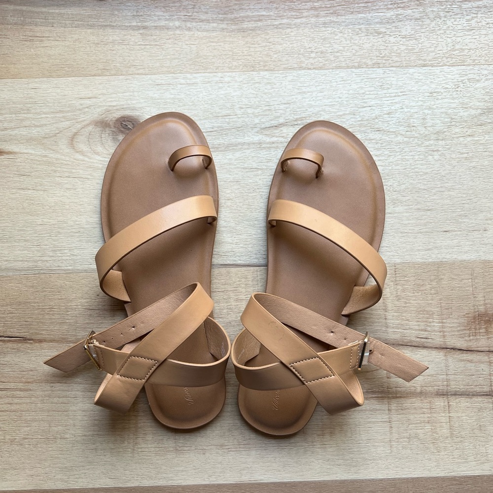 Universal Thread Tan Strappy Toe-Ring Sandals
